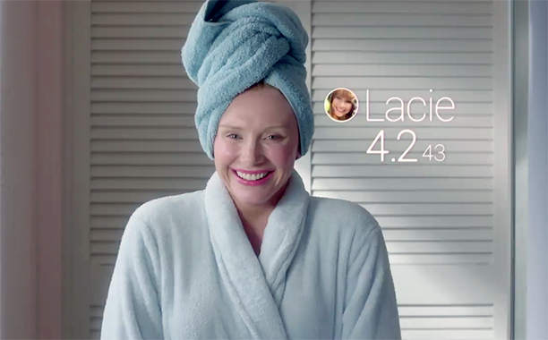 black-mirror-nosedive_unume6 image of Lacie, the lead character practicing her smile, current score 4.243